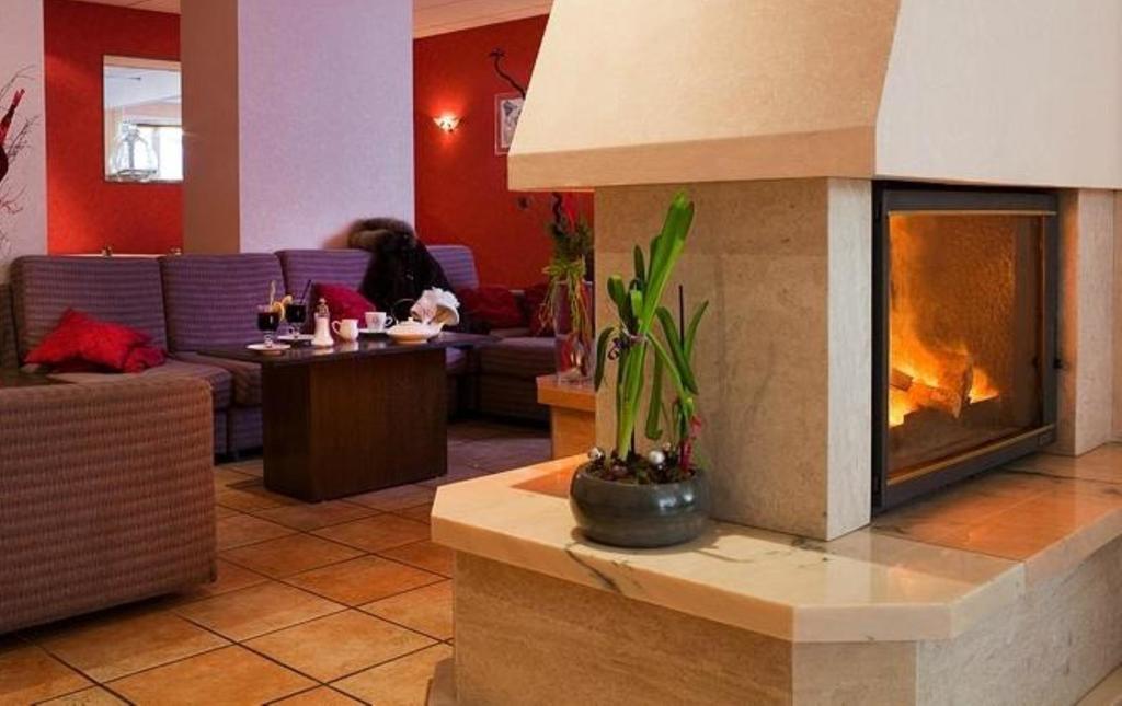 Hotel Le Montaigu Люс-Сен-Совер Екстериор снимка