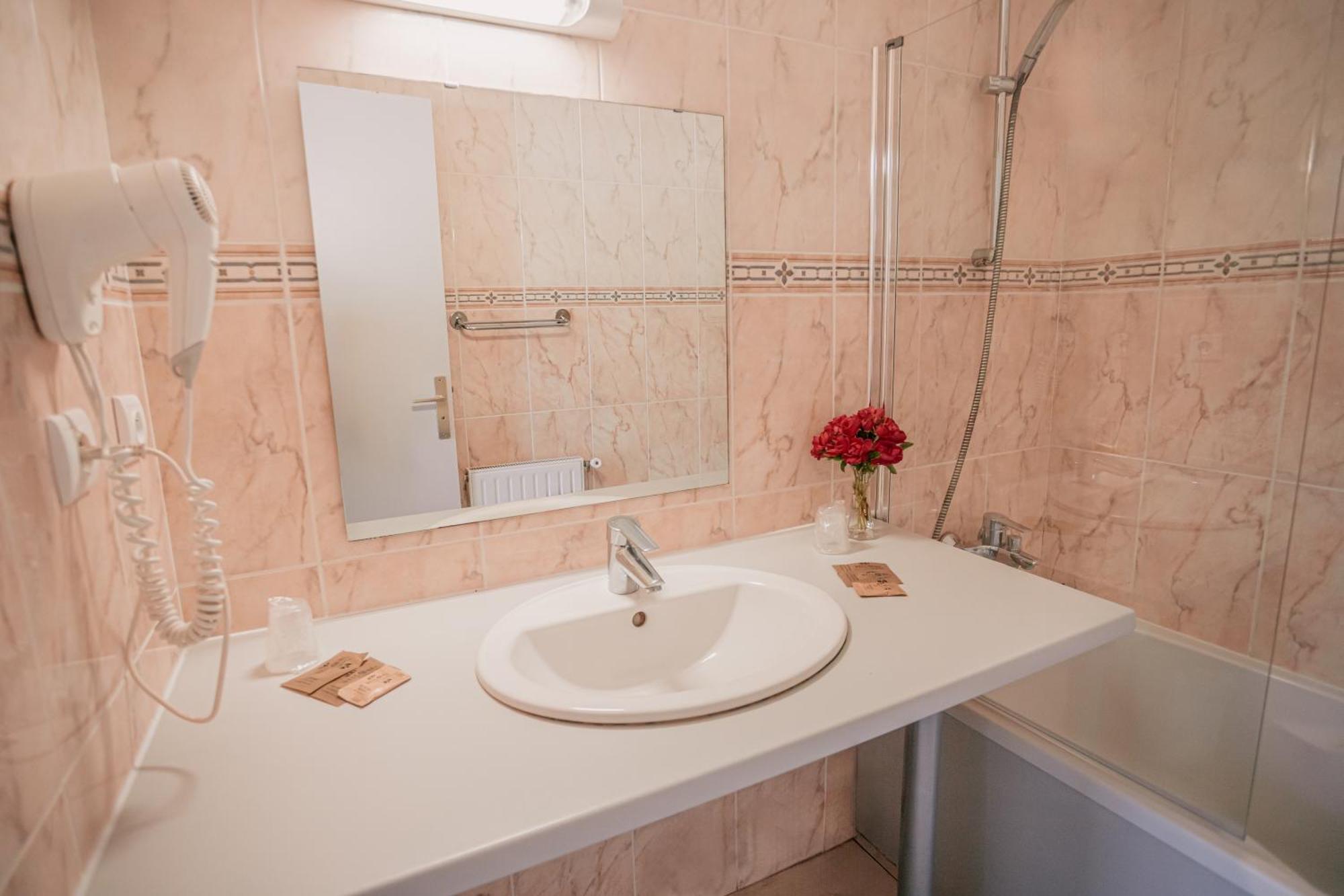 Hotel Le Montaigu Люс-Сен-Совер Екстериор снимка