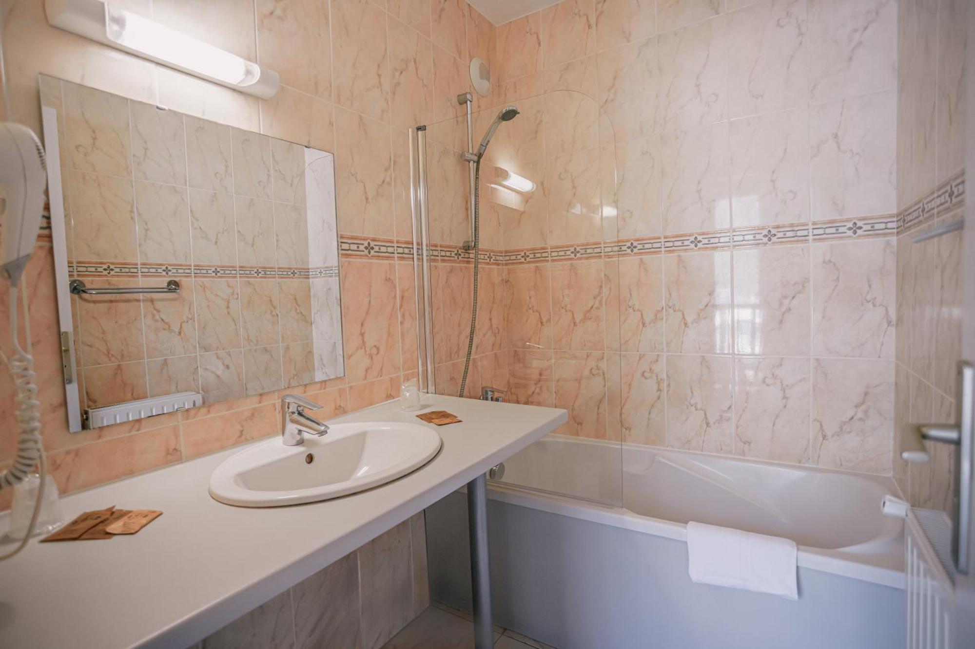 Hotel Le Montaigu Люс-Сен-Совер Екстериор снимка