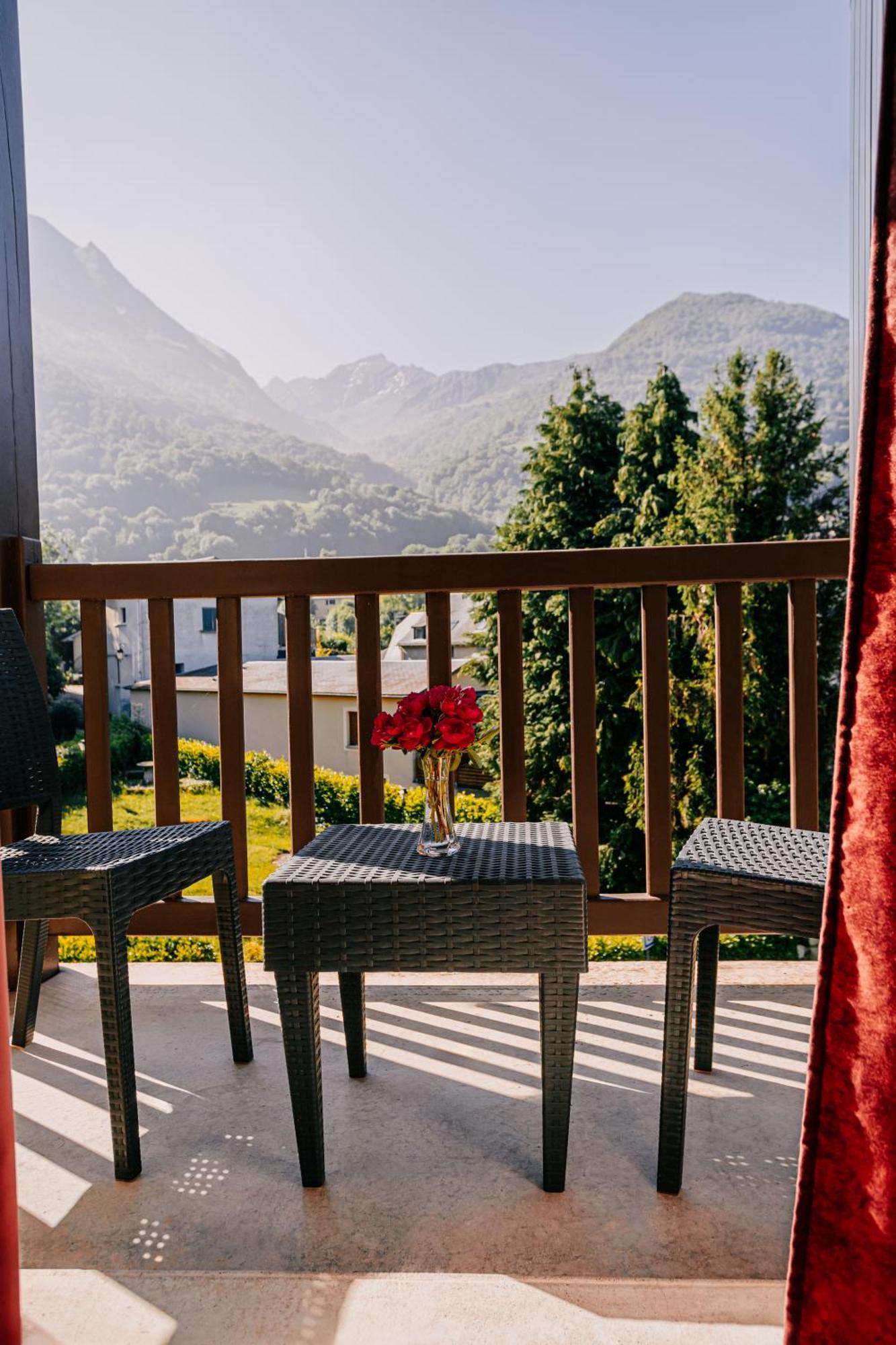 Hotel Le Montaigu Люс-Сен-Совер Екстериор снимка
